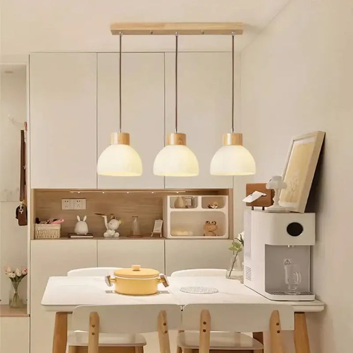 Suspension luminaire en verre blanc avec détails en bois naturel