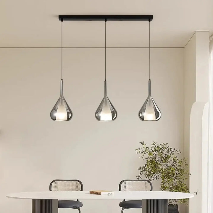 Suspension luminaire pirula avec trois suspensions chromées en teardrop pour éclairage blanc froid ou blanc chaud mètres carrés