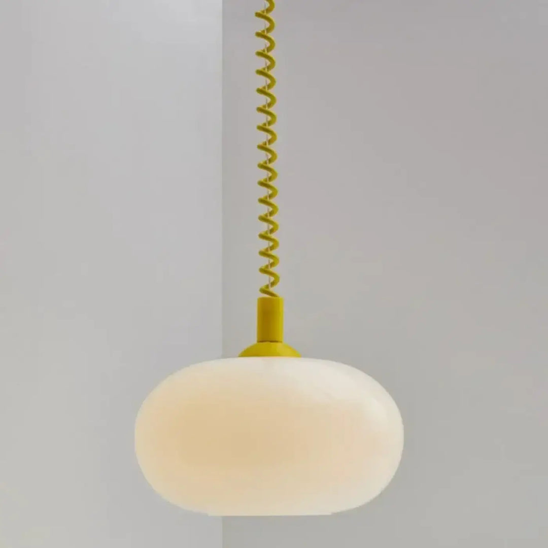 Suspension luminaire fanaty avec globe en verre opalin et câble spiralé jaune vif pour un éclairage moderne
