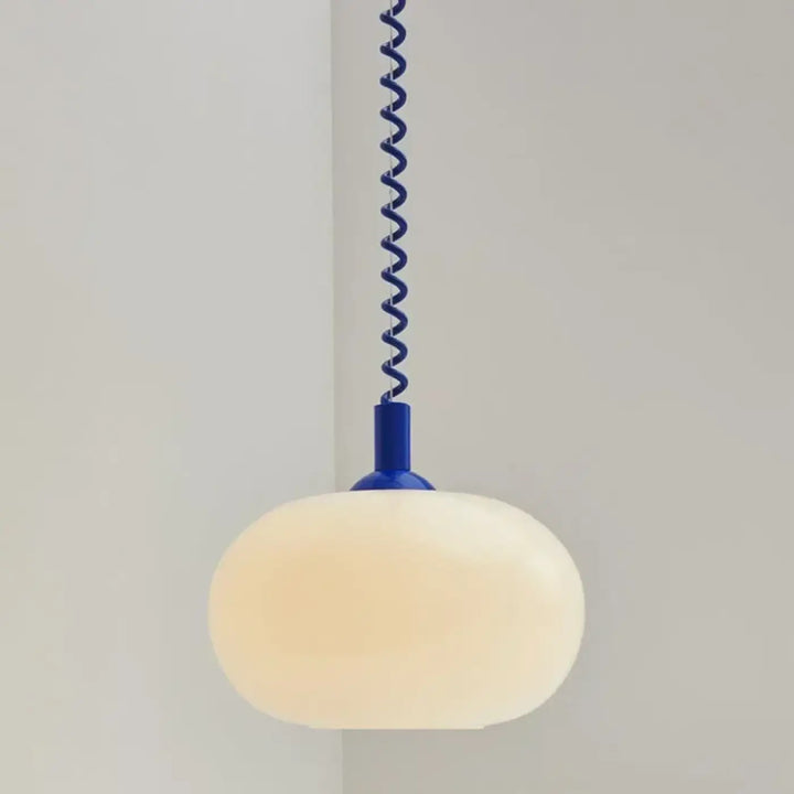Suspension luminaire fanaty avec globe en verre opalin et câble spiralé bleu vibrant pour un éclairage moderne
