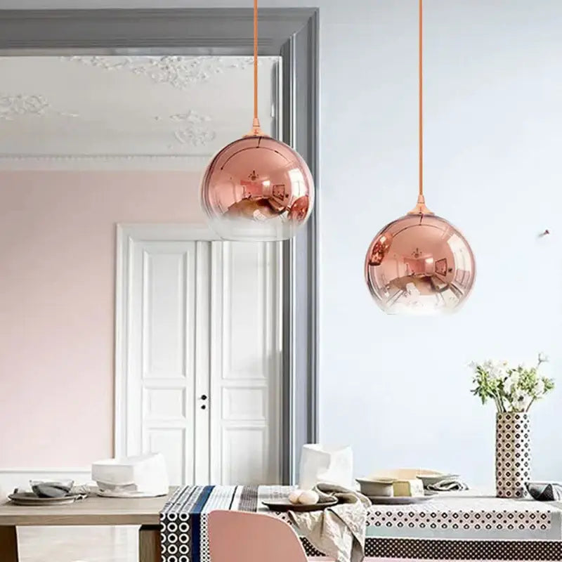 Suspension luminaire en verre rond teinté en doré, argent ou rose gold

