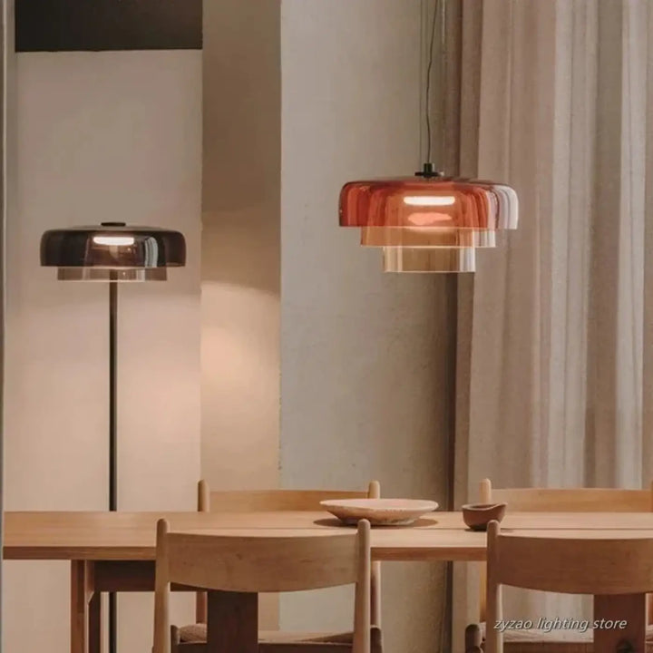 Suspension luminaire moderne avec verre teinté ambre et accents métalliques comme objet décoratif au-dessus de la table