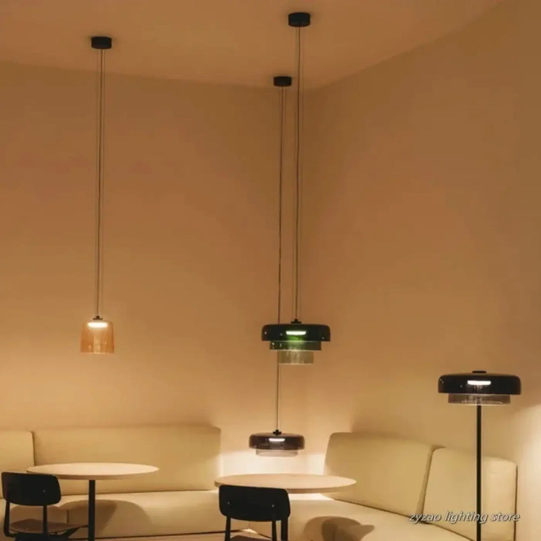 Suspension luminaire zaoh avec verre teinté noir et abat-jours translucides, objet décoratif pour éclairage ambiant moderne