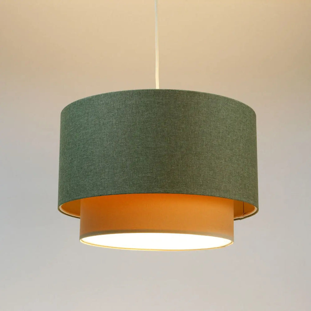 Suspension luminaire duo boho elegant avec abat-jour vert gris texturé et intérieur orange chaud suspendu par câble blanc fin