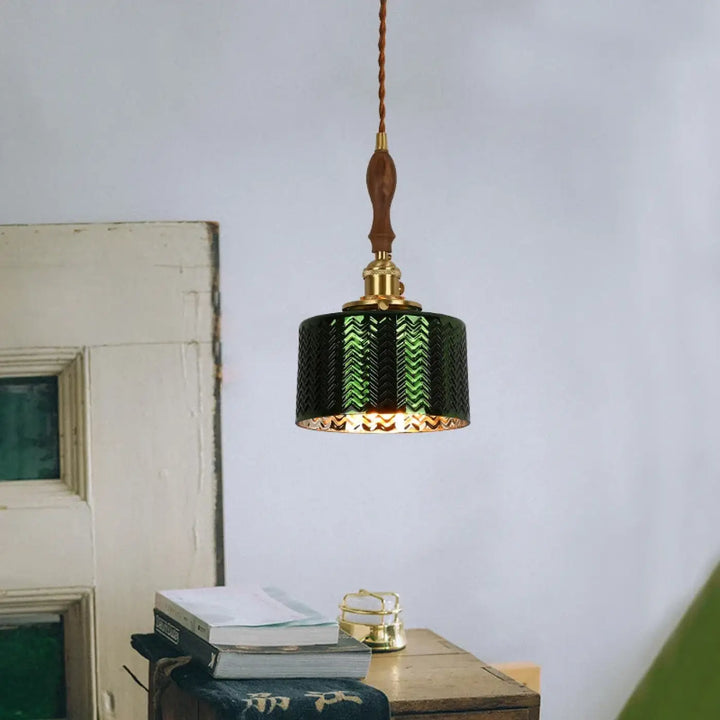 Suspension vert foncé avec détail cuivre et bois chic