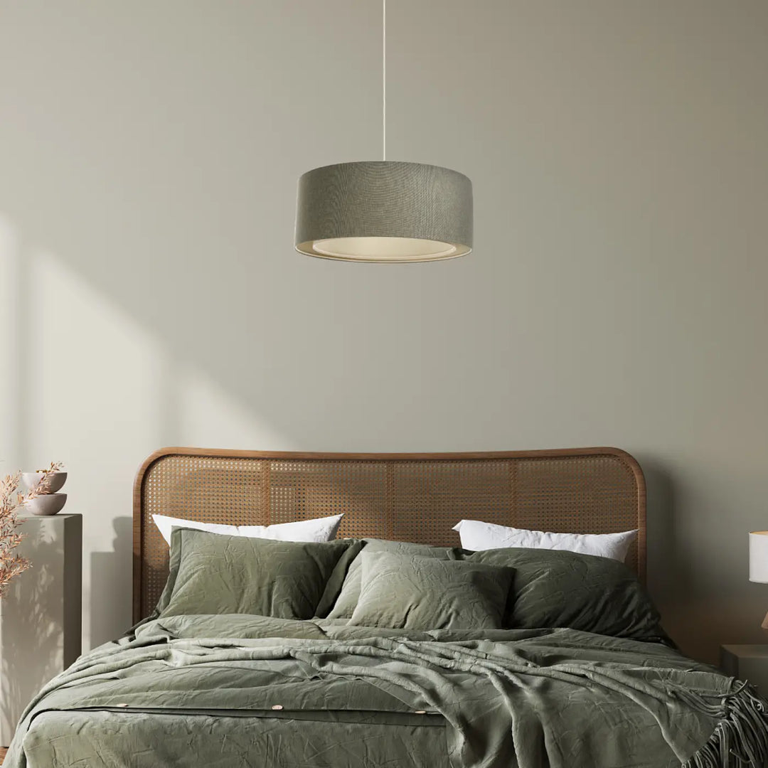 Suspension luminaire duo boho elegant avec abat-jour cylindrique en tissu gris vert gris et écru suspendu au plafond