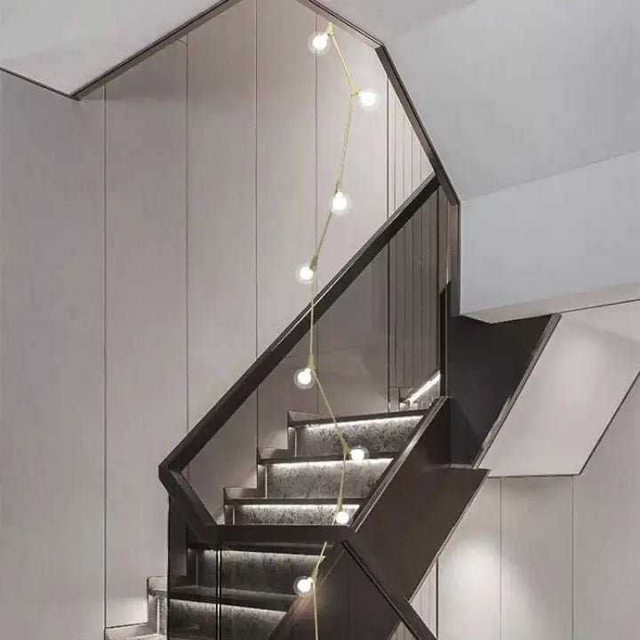 Suspension luminaire verticale en boules opales et laiton