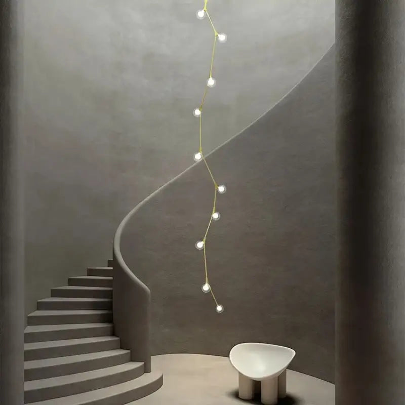 Suspension luminaire verticale en boules opales et laiton