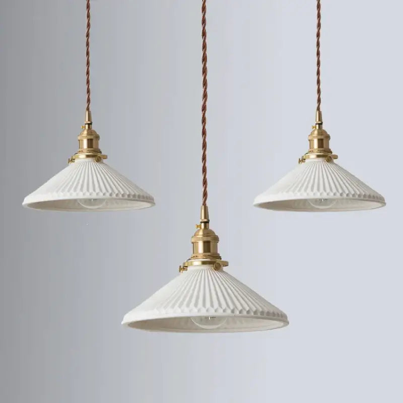 Suspension luminaire vintage en céramique blanche et laiton

