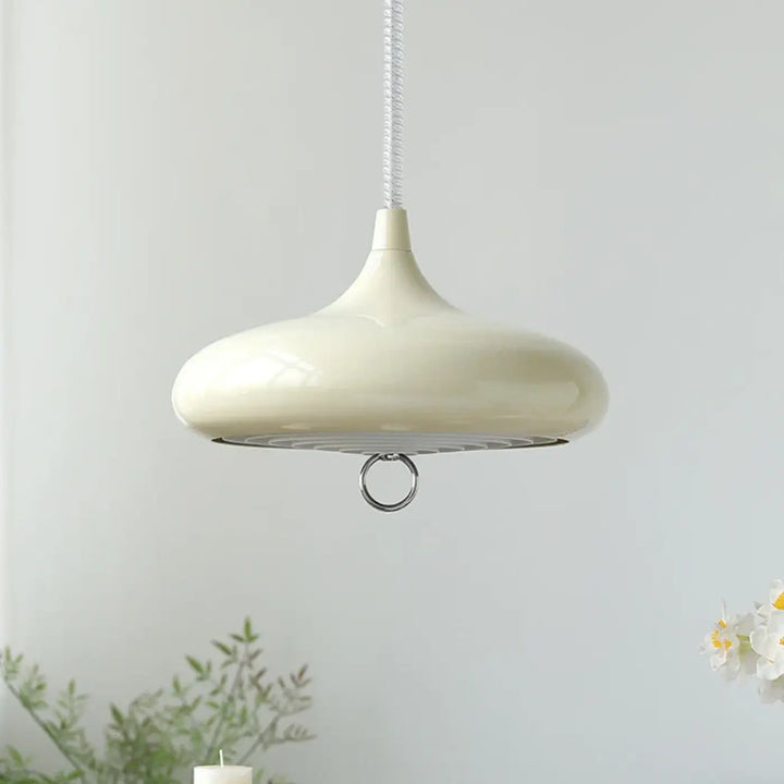Suspension luminaire haus en émail crème brillant forme goutte d eau avec anneau métal argenté base vintage