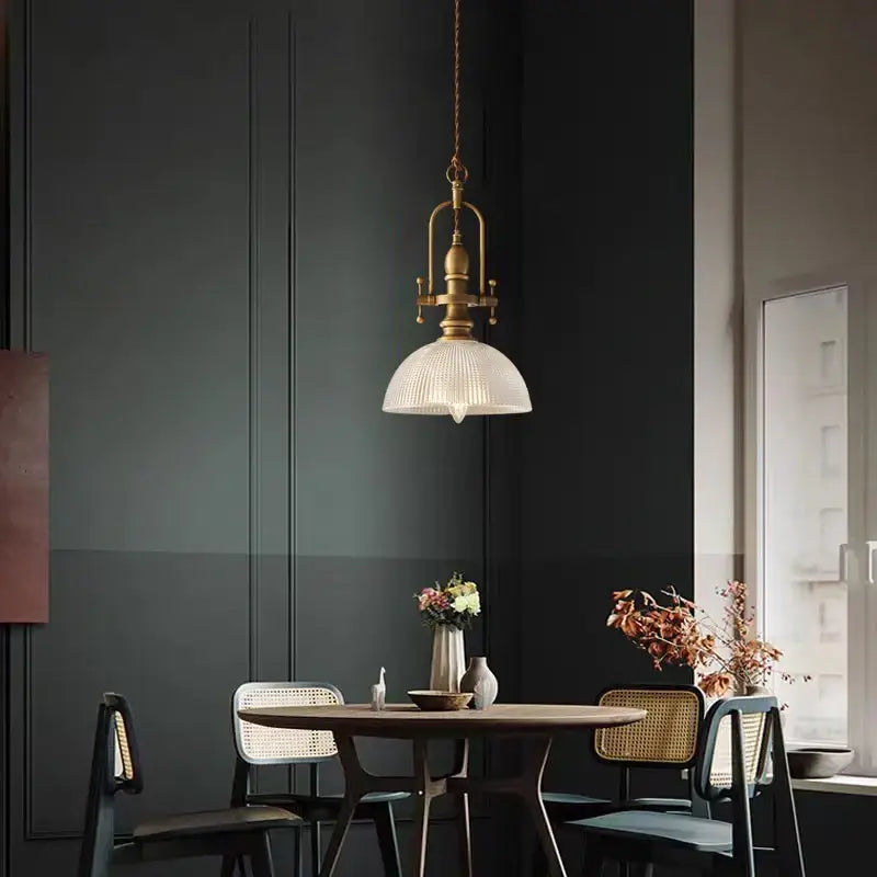 Suspension luminaire vintage en laiton doré et verre strié raffiné