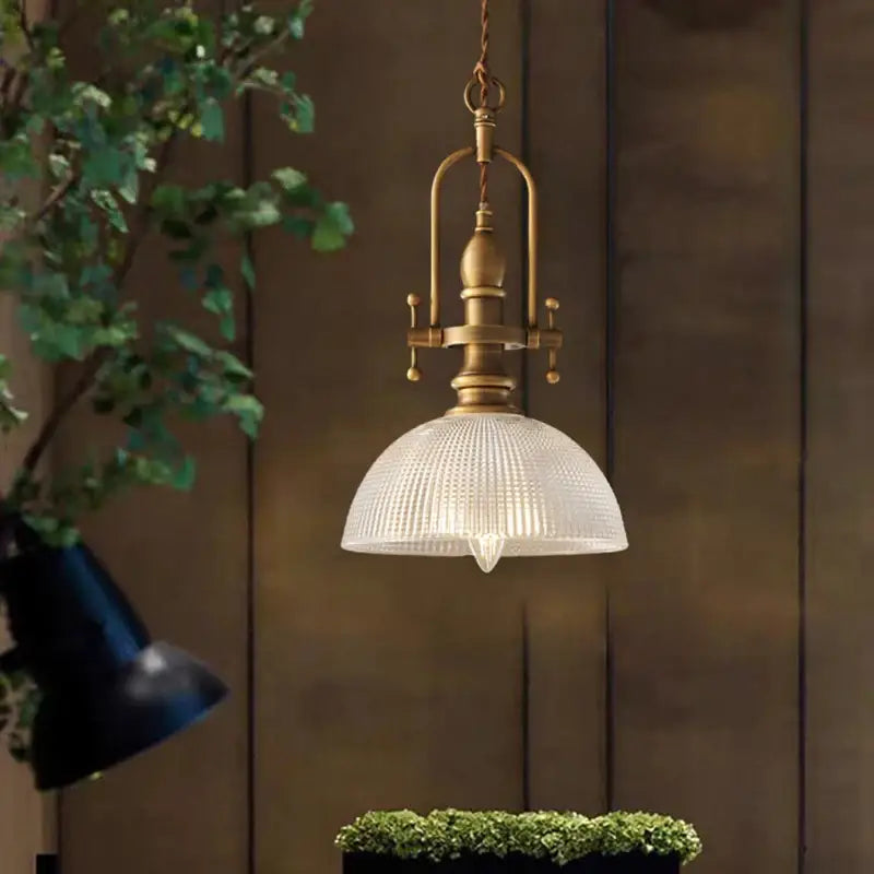 Suspension luminaire vintage en laiton doré et verre strié raffiné