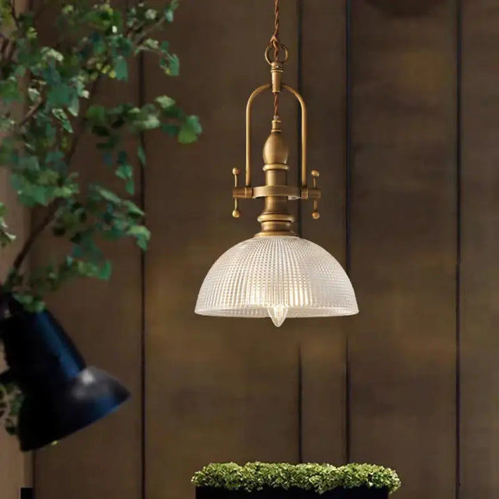 Suspension luminaire vintage en laiton doré et verre strié raffiné