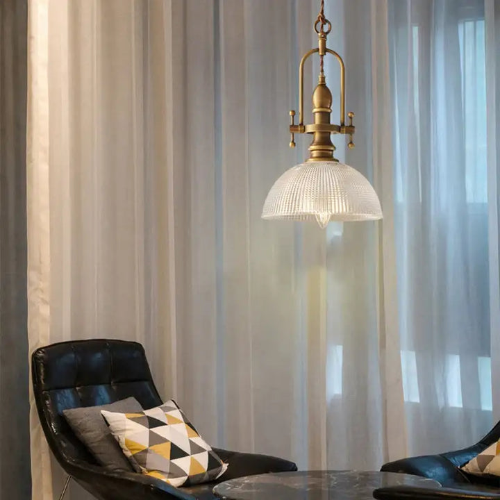 Suspension luminaire vintage en laiton doré et verre strié raffiné