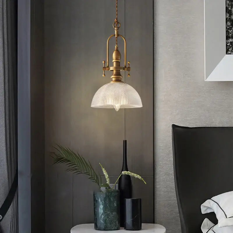 Suspension luminaire vintage en laiton doré et verre strié raffiné