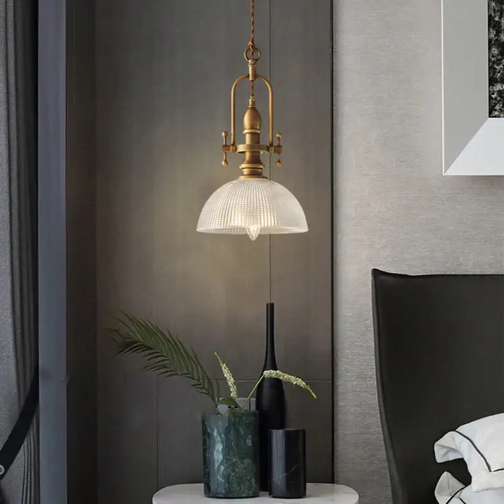 Suspension luminaire vintage en laiton doré et verre strié raffiné