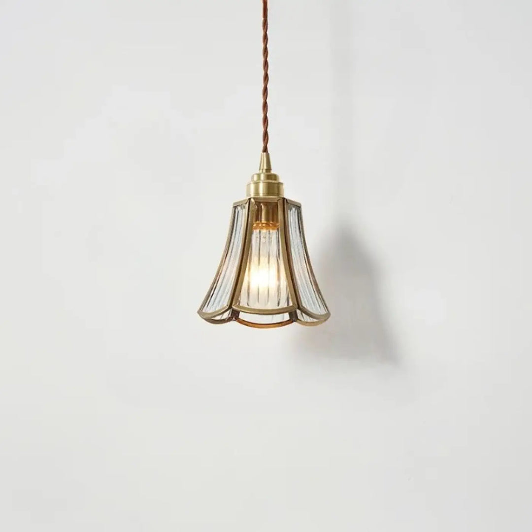 Suspension luminaire aurelia avec verre cannelé clair et métal doré suspendue par un cordon torsadé brun