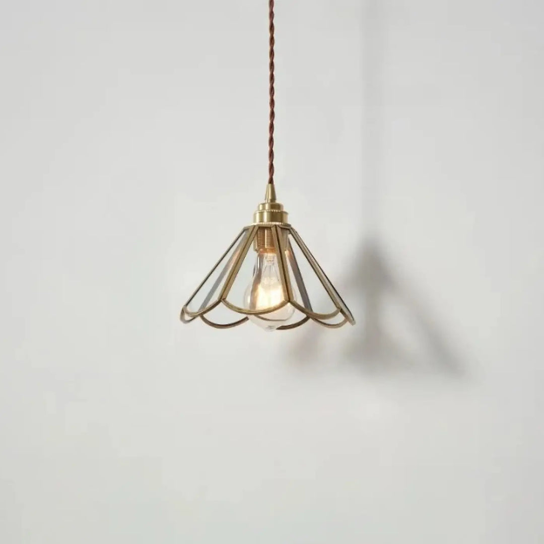 Suspension luminaire aureL en métal doré avec un verre cannelé en forme de pétale et une ampoule à filament visible