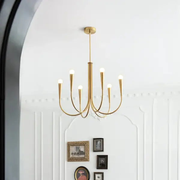 Suspension lustre en métal doré au design chandelier revisité

