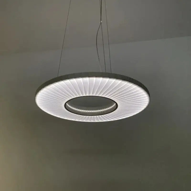 Suspension minimaliste beige avec structure style chic