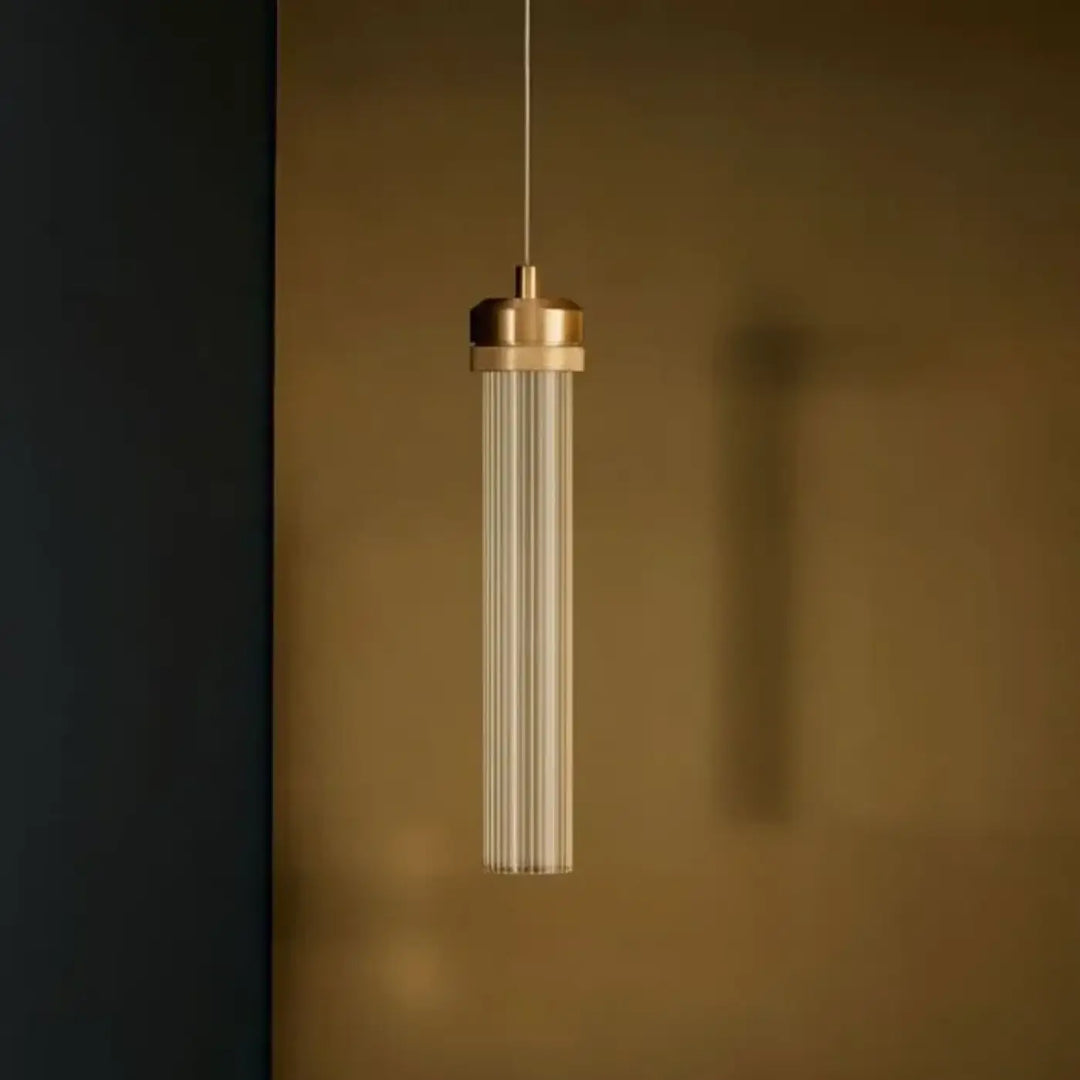 Suspension luminaire ilia avec top en laiton et corps en verre rainuré pour suspension minimaliste au-dessus d’une table