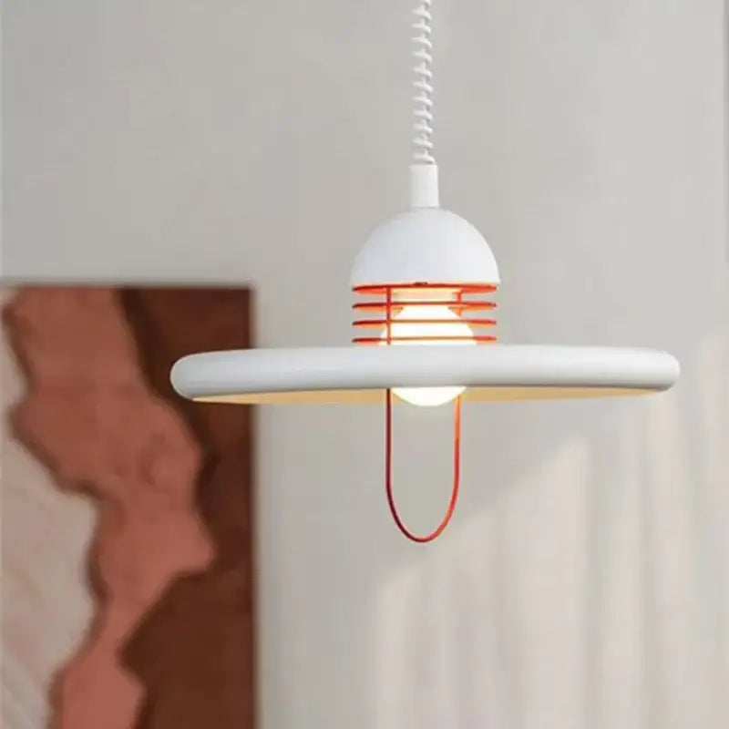 Suspension moderne blanche et rouge en forme de disque épurée