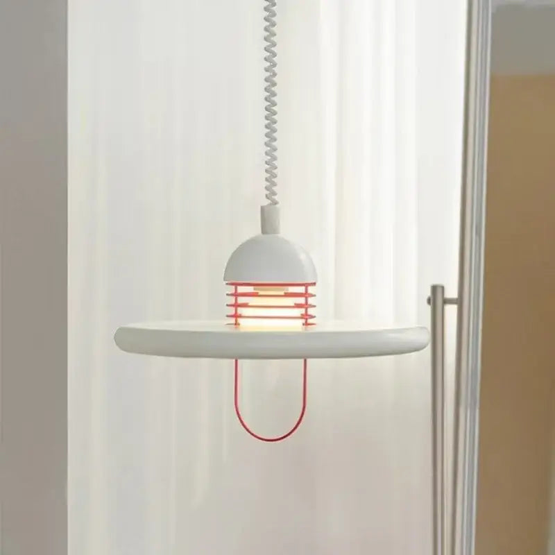 Suspension moderne blanche et rouge en forme de disque épurée