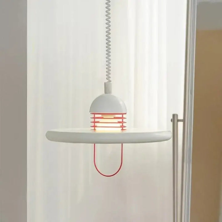 Suspension moderne blanche et rouge en forme de disque épurée