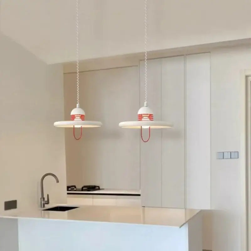 Suspension moderne blanche et rouge en forme de disque épurée