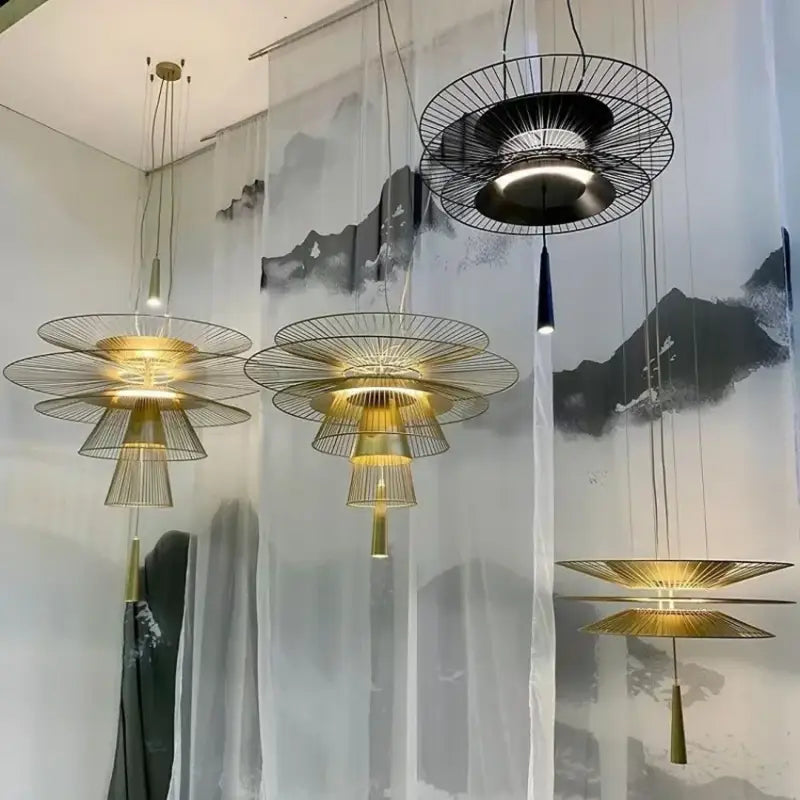 Suspension moderne filaire à étages design sculptural

