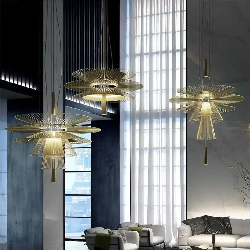 Suspension moderne filaire à étages design sculptural

