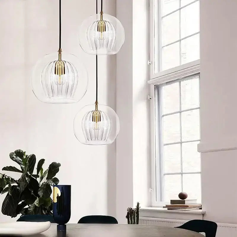 Suspension moderne globe en verre nervuré et laiton

