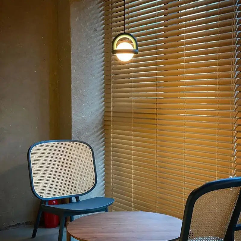 Suspension Moderne Globe LED et Anneau Coloré Design Ludique et Chic