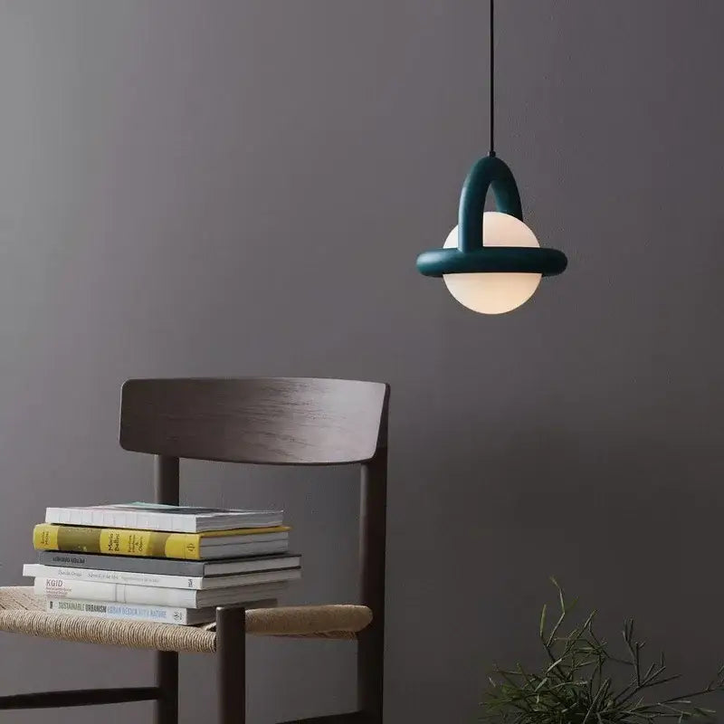 Suspension Moderne Globe LED et Anneau Coloré Design Ludique et Chic