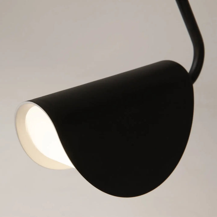 Suspension mollis en acier noir avec feuille pliée et intérieur blanc lumineux pour un éclairage moderne