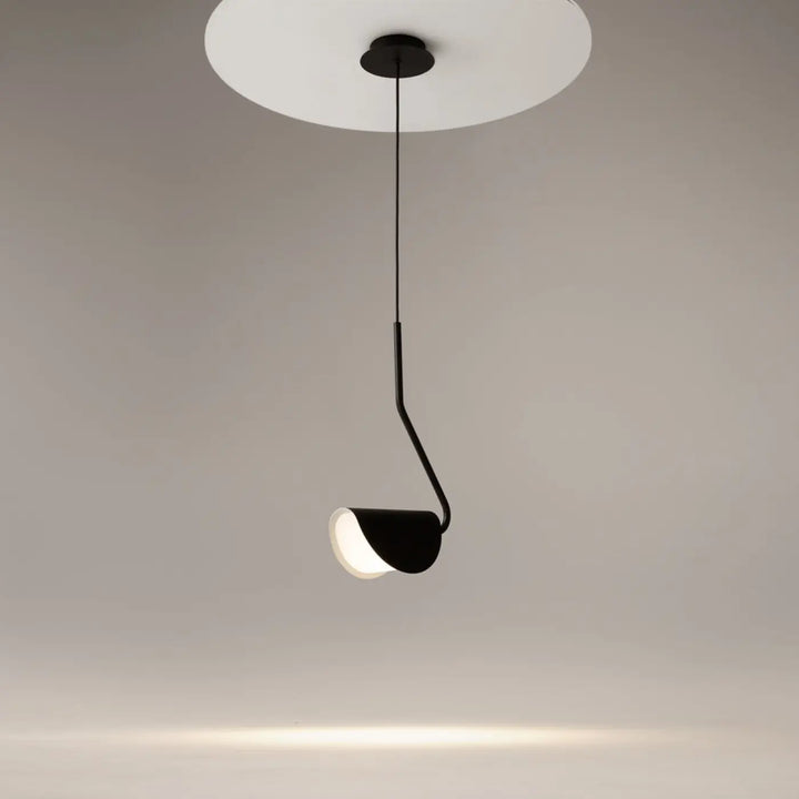 Suspension luminaire mollis feuille en acier noir avec bras courbé et diffuseur blanc dépoli élégante feuille pliée