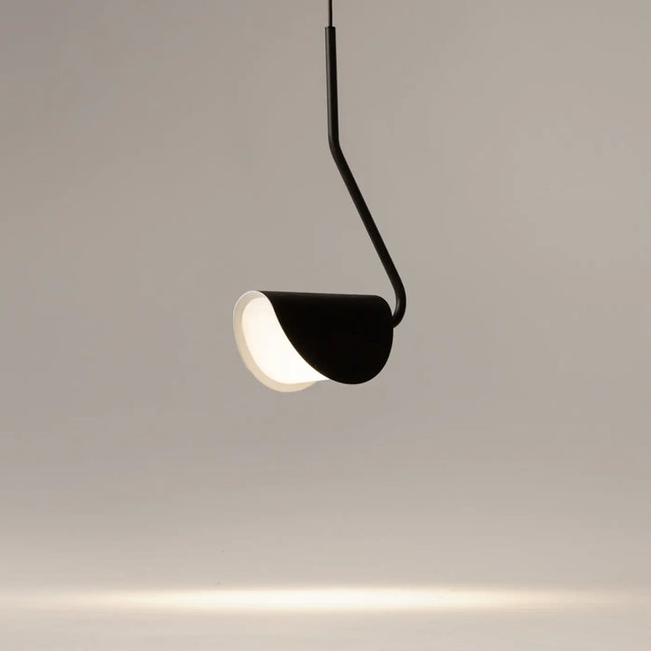 Suspension luminaire mollis feuille en acier noir avec bras métallique courbé et abat-jour conique minimaliste
