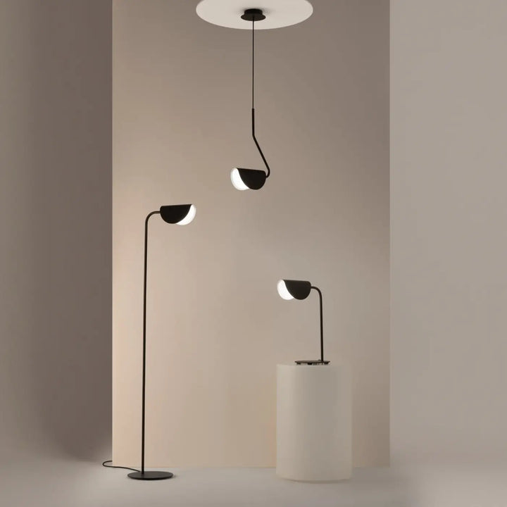 Suspension mollis en acier noir avec bras métalliques courbés et abat-jours semi-circulaires minimalistes feuille pliée