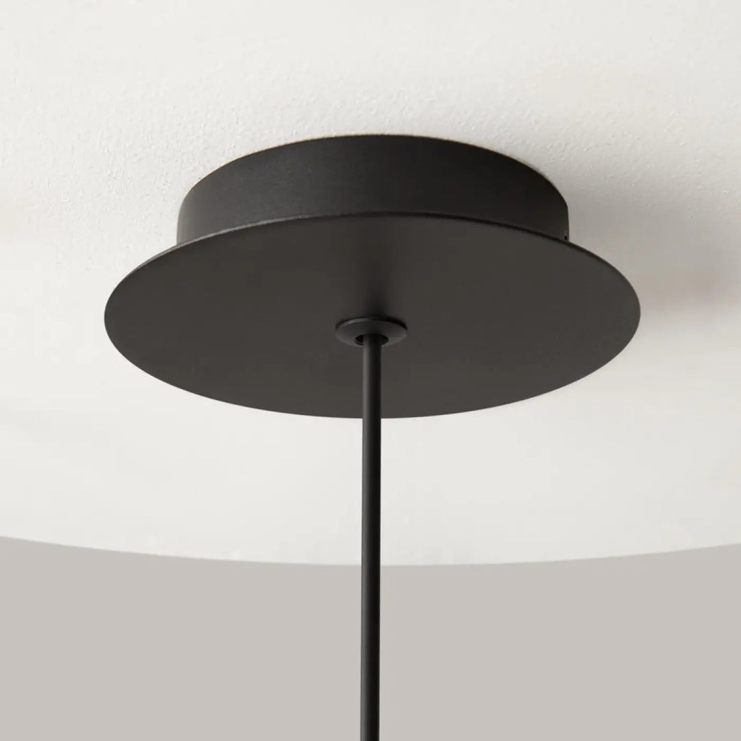 Suspension mollis en acier noir finition mate avec base circulaire et tige fine pour plafond