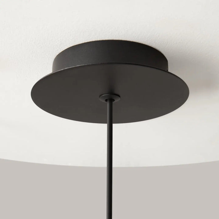 Suspension mollis en acier noir finition mate avec base circulaire et tige fine pour plafond