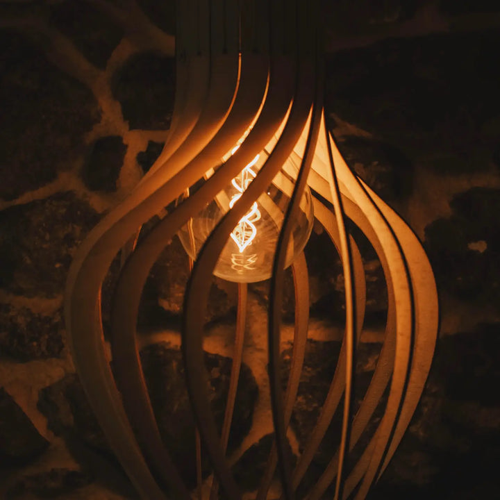 Suspension möntenyel piatoni en bois fsc finition naturelle avec lames courbes chaudes et ampoule filament visible