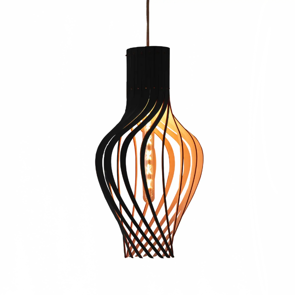 Suspension möntenyel piatoni en métal noir avec bandes ondulées sculpturales et finition naturelle bois fsc