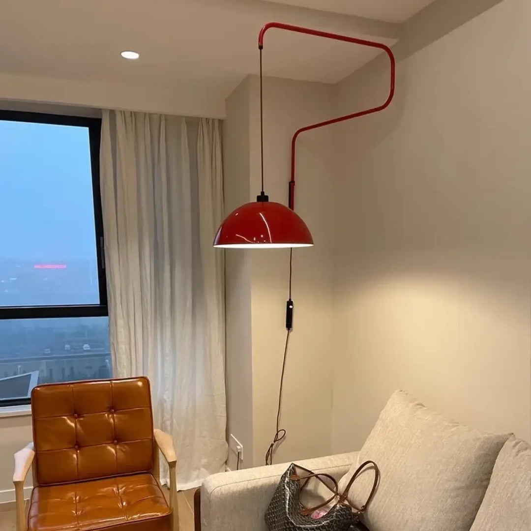 Applique murale redall rouge industrielle avec bras métallique courbé et finition brillante, le lighting fixture idéal