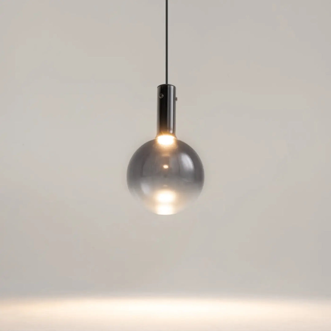 Suspension nebula led globe en verre sphérique avec fixation métal brossé et lumière chaude élégante