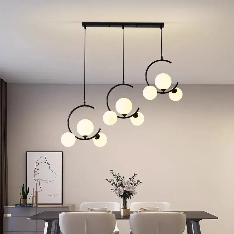 Suspension noire avec anneaux et globes lumineux opalins