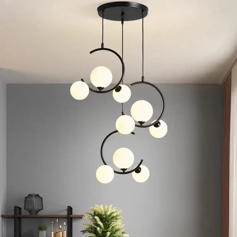 Suspension noire avec anneaux et globes lumineux opalins