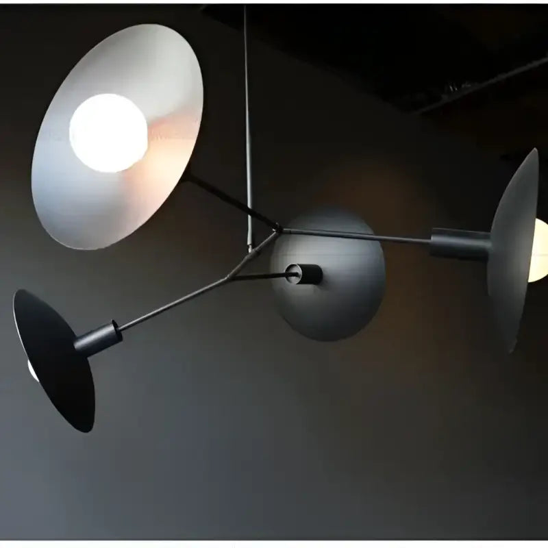 Suspension noire design moderne bras articulés style industriel