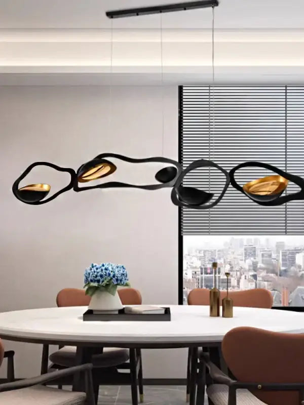 Suspension noire design sculpturale pour bureau ou salon

