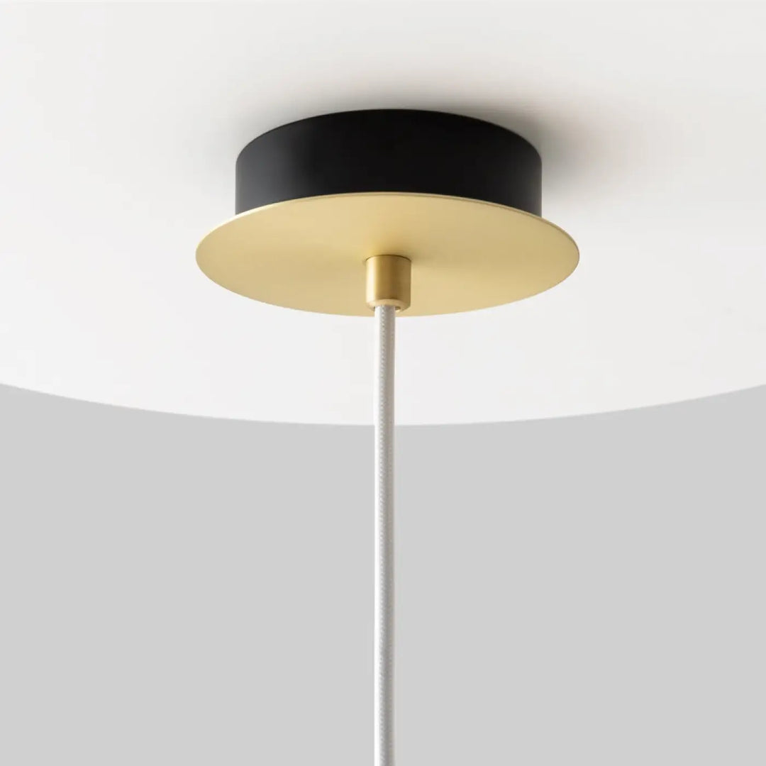Suspension luminaire nostalgia trois globes avec base circulaire en acier noir et câble blanc en verre opalin