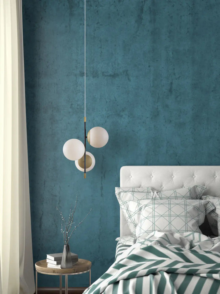 Suspension luminaire nostalgie trois globes avec verres opalins sphériques et tige acier noir finition laiton élégant